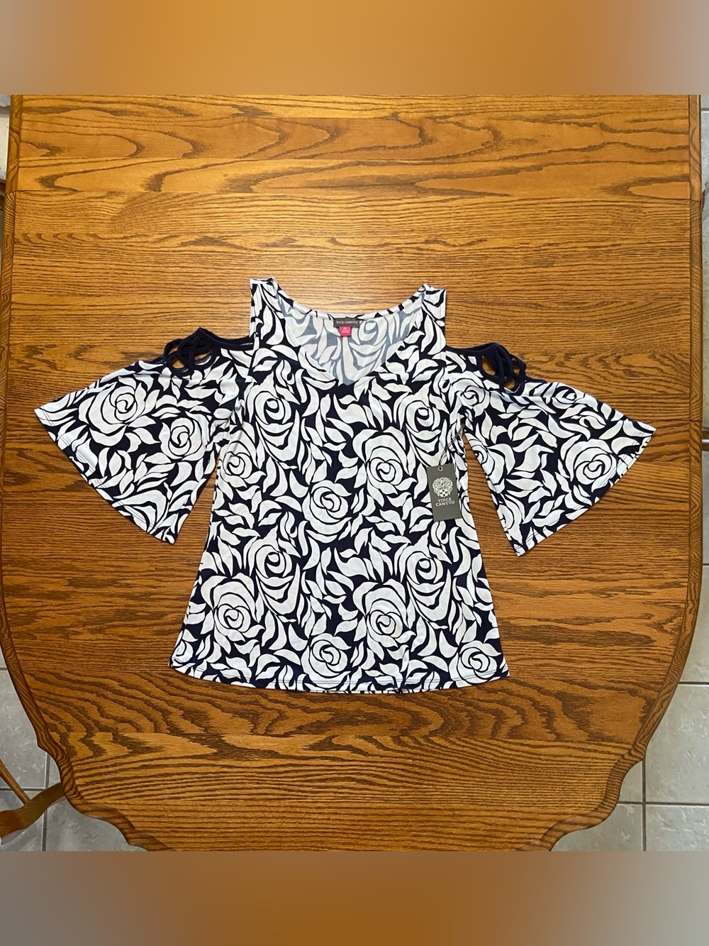NWT Vince Camuto Blouse Sz XS Blooming Denim White Cold Shoulder V-Neck
